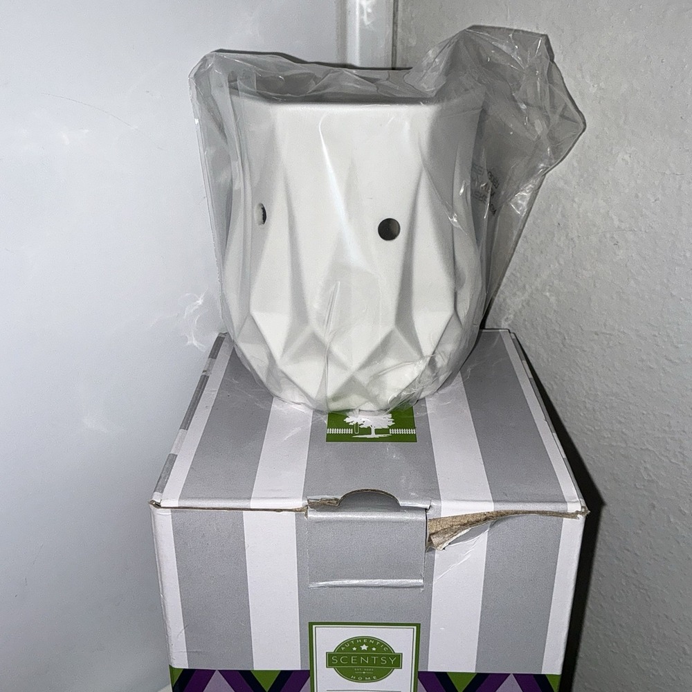 Scentsy Mini Wax Warmer Alabaster, Wall Plug-In, Nightlight NEW